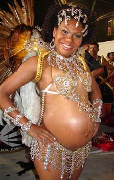 Sheila defilierte im 8. Monat schwanger in São Paulo (Foto: globo.com)