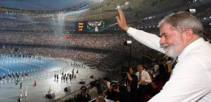 Staatspräsident Lula winkt den brasilianischen Athleten beim Einmarsch ins Olympiastadion in Peking zu (Foto: ABr) 