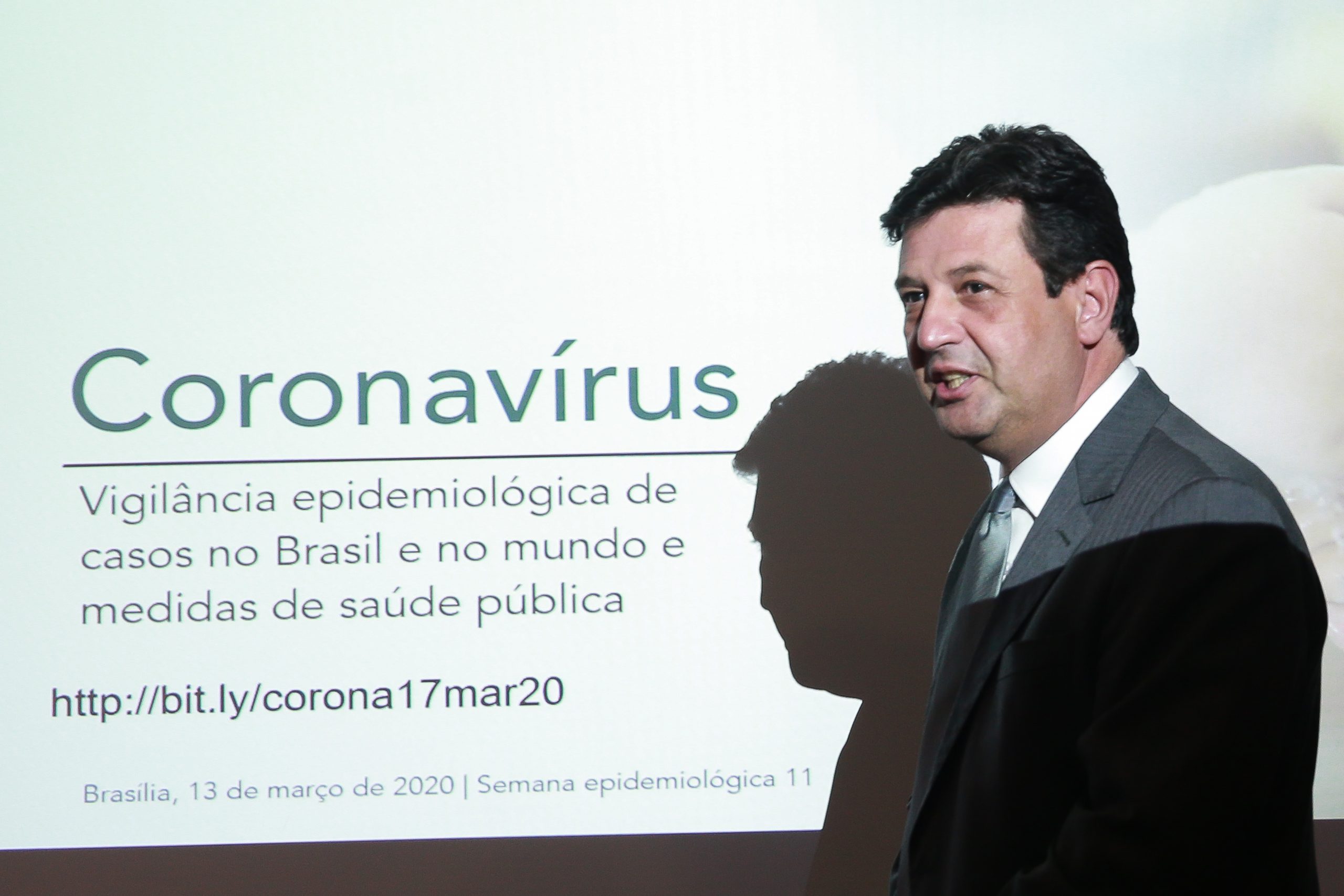 O ministro da Saúde, Luiz Henrique Mandetta, confirma a primeira morte por Covid-19 em São Paulo, durante entrevista à imprensa